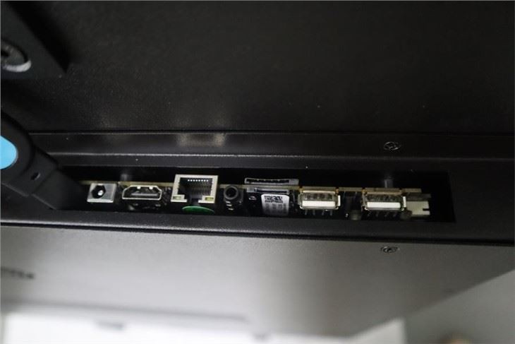 2500 Nits Digital Window Display